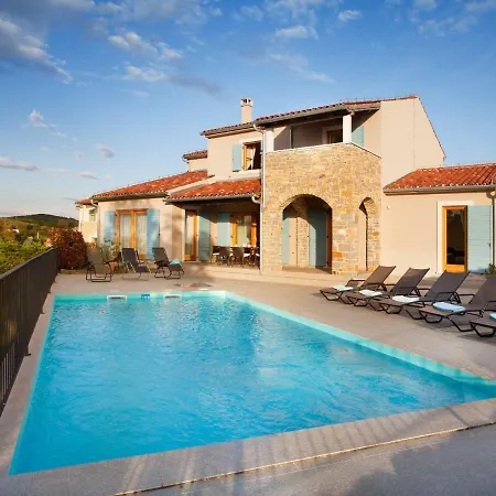 Villa Beautiful In Baredine With Garden Buje